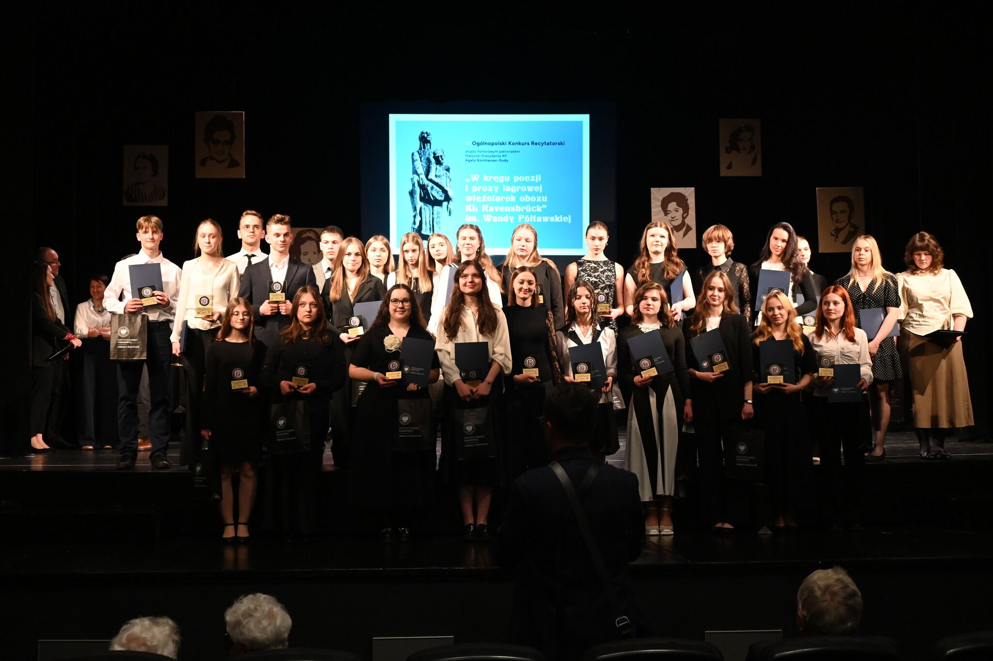 na scenie do zdjęcia pozują finaliści konkursu