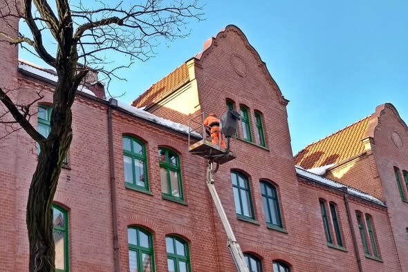 Usuwanie śniegu dachów za pomocą wysięgnika