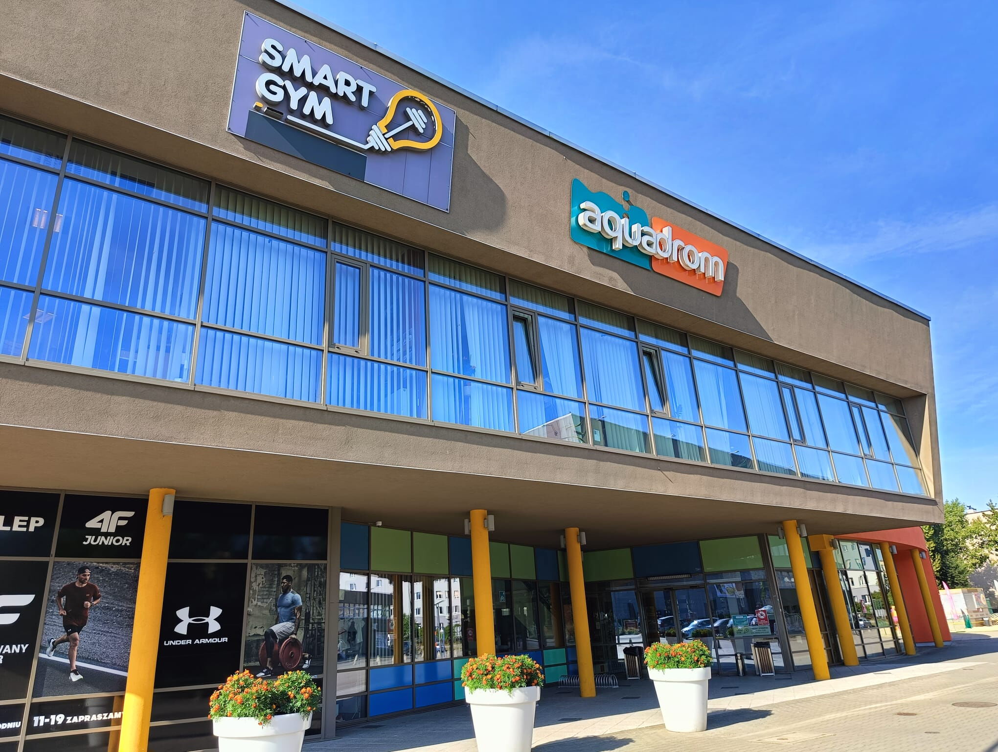 Budynek Aquadromu od strony wejścia.