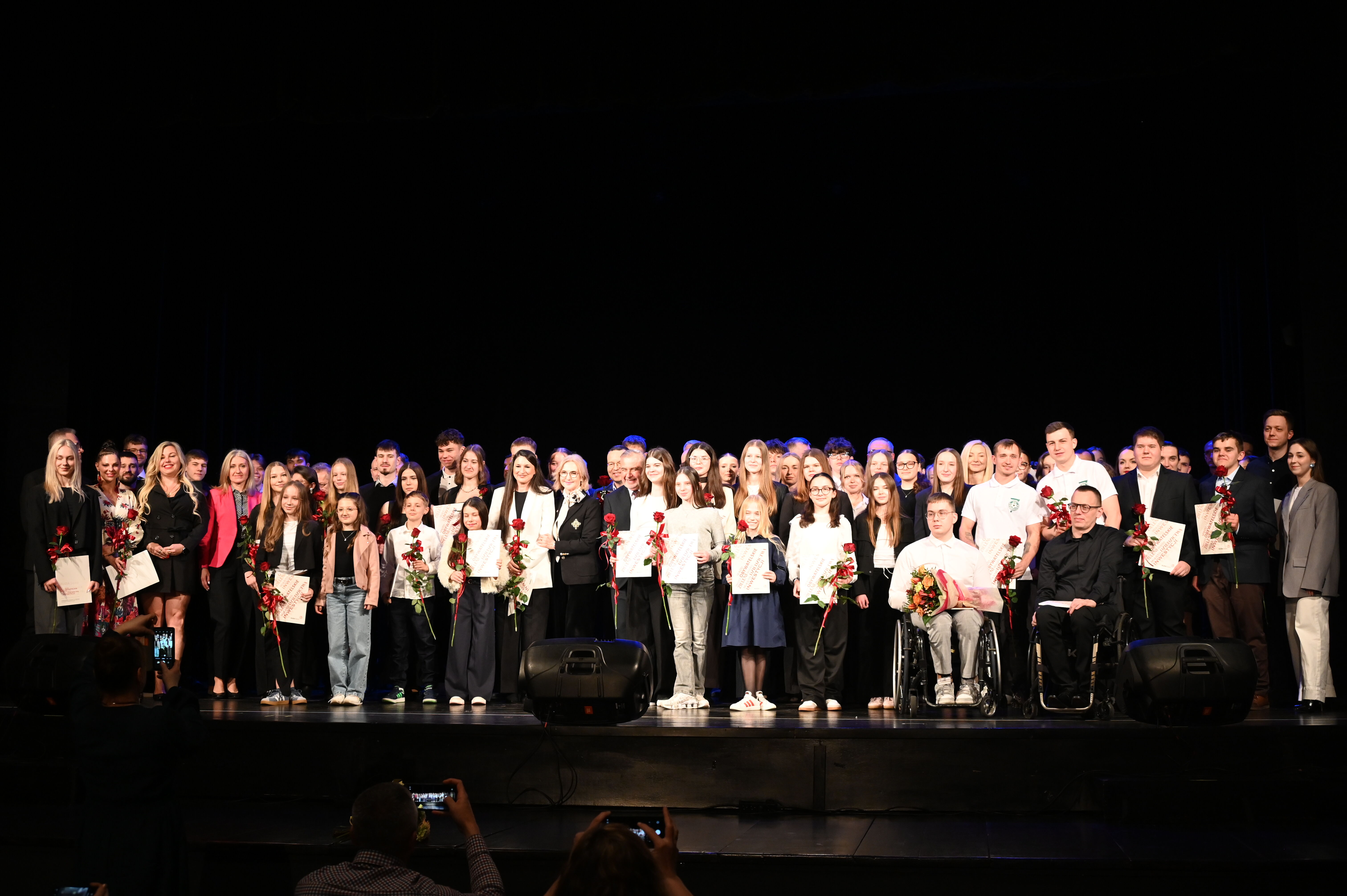 Kilkadziesiąt osób pozuje do zdjęcia.