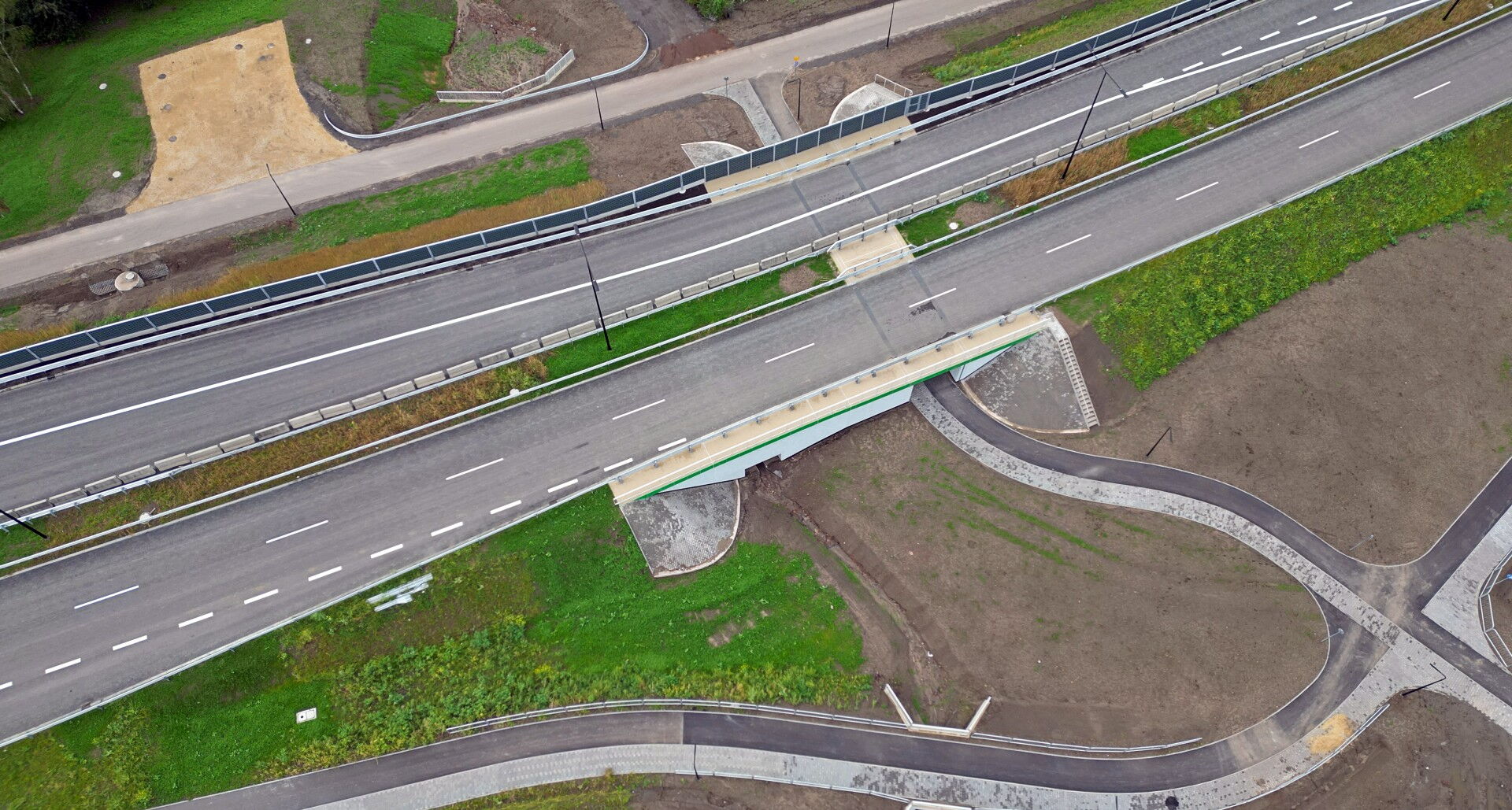 Układ drogowy: jezdnie, wiadukt, chodmiki, ścieżki rowerowe.