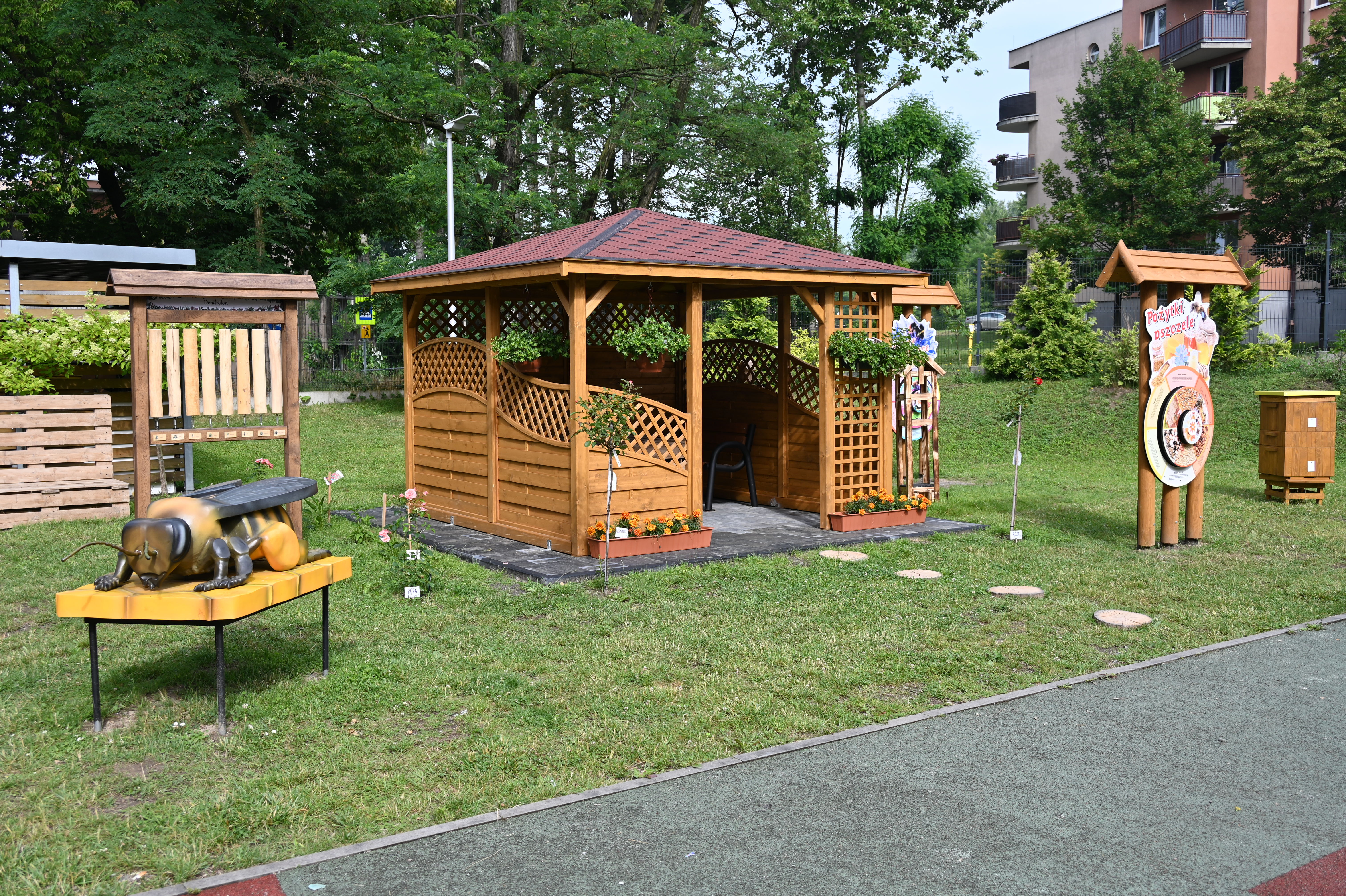 Altana, tablice interaktywne, pszczoła.