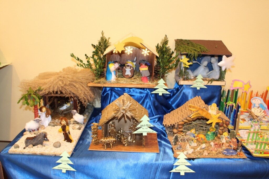 Kilka szopek znajdujących się na wystawie.