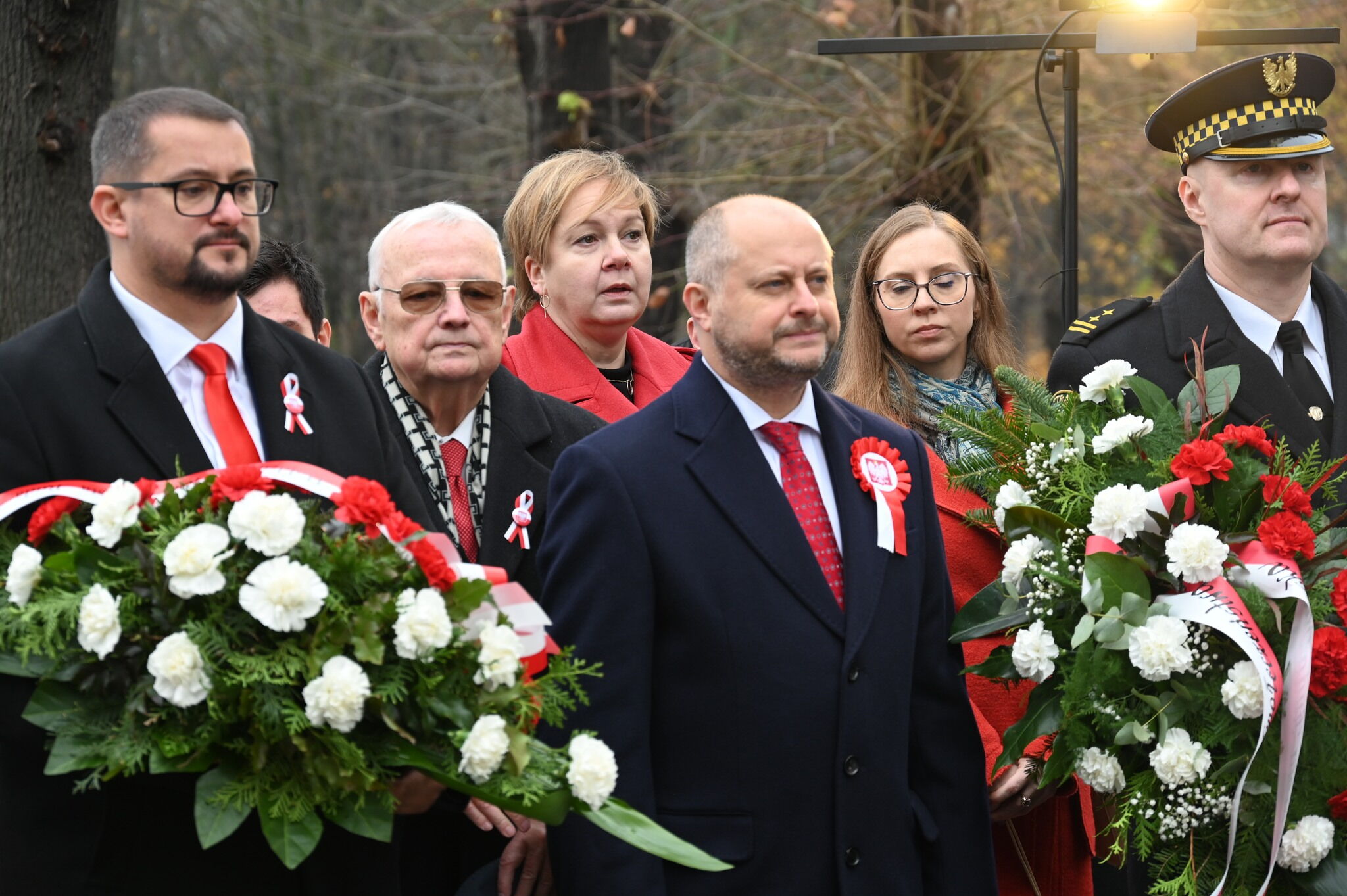 delegacje samorządu składają kwiaty z okazji Święta Niepodległości