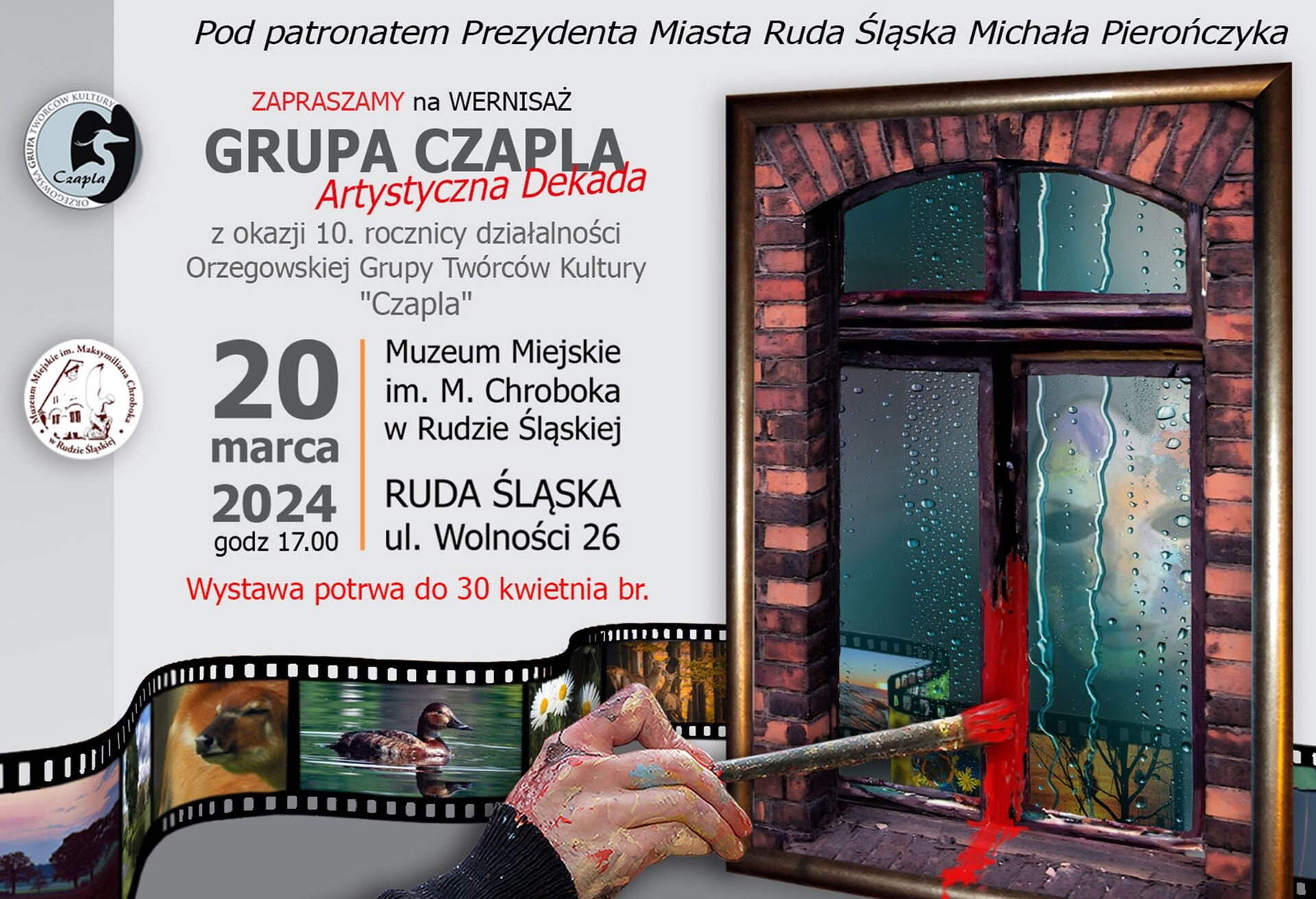 Grafika przedstawiająca informacje o wernisażu wystawy Artystyczna dekada Grupa Czapla, obraz przedstawiający rękę z pędzlem, która maluje okno, obok fragment kliszy.