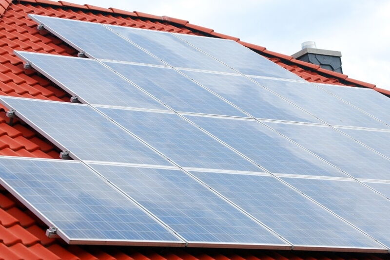 Panele fotowoltaiczne na dachu.