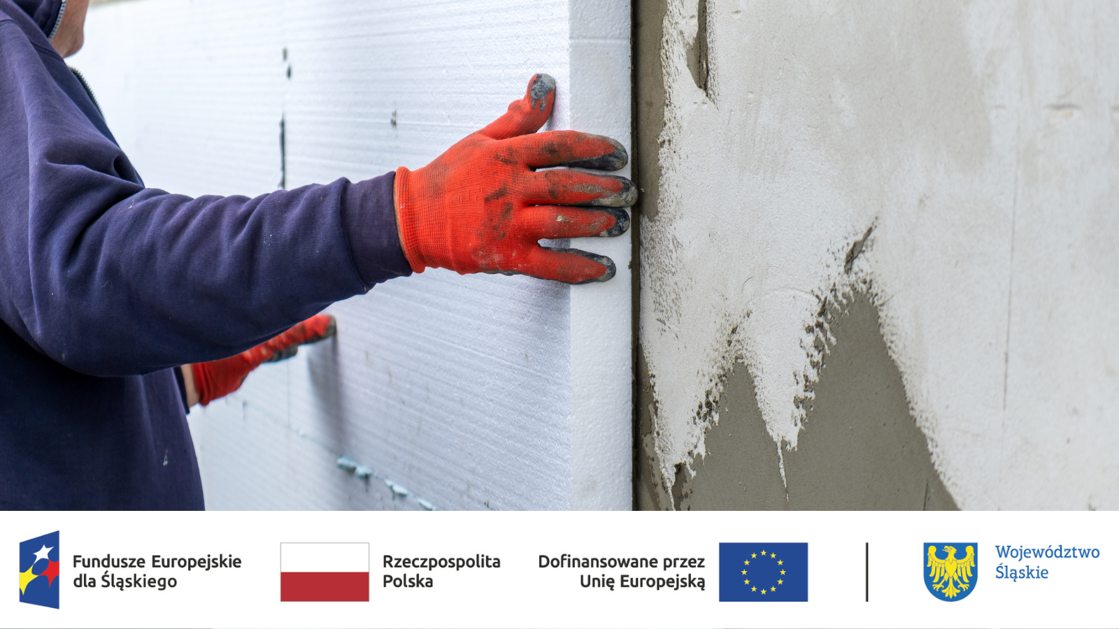 robotnik ociepla budynek steropianem