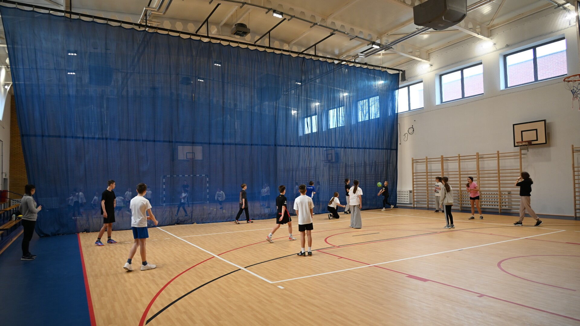 Dzieci w sali gimnastycznej.