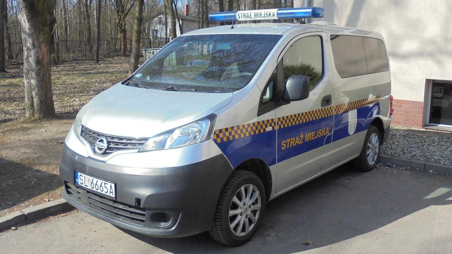 Radiowóz Straży Miejskiej marki Nissan.