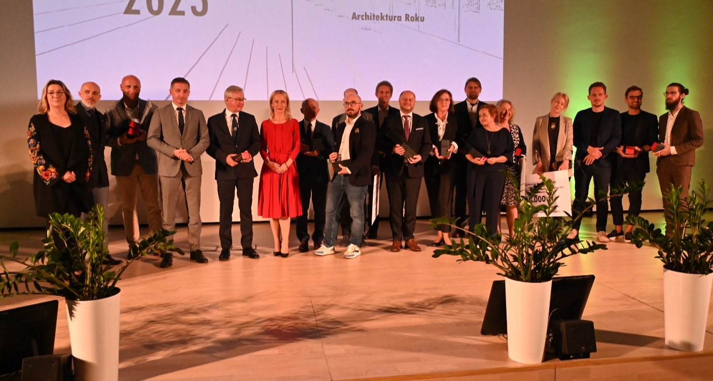 Grupa osób na scenie, w tle plansza z tekstem "Architektura Roku".