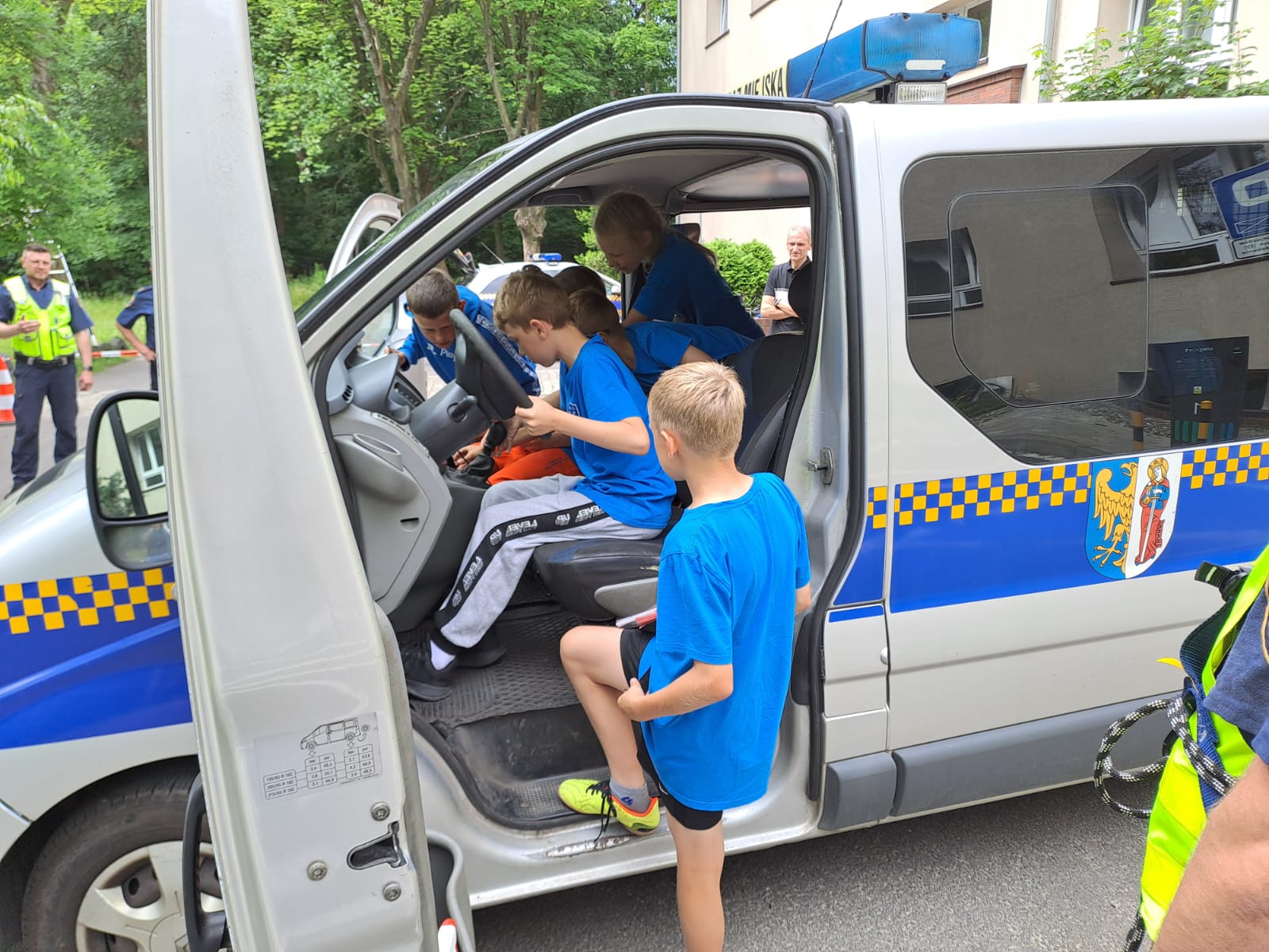Dzieci w samochodzie Straży Miejskiej.