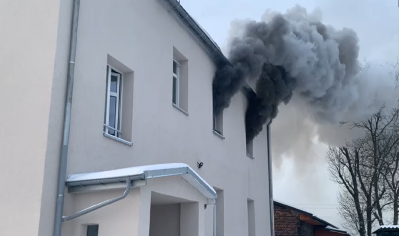 Dym wydobywający się z okna budynku.